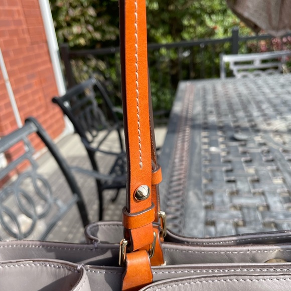 ❤️Dooney and Bourke EUC tote bag. - Picture 5 of 16